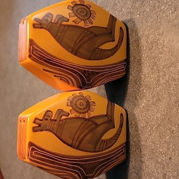 Vintage Studio Anna Australia Salt & Pepper Shakers With Hand Painted Kangaroo - Picture 1 of 10